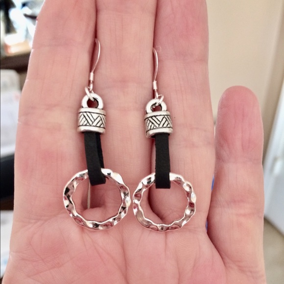 Hammered silver leather earrings - Picture 2 of 4